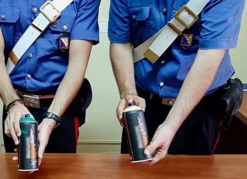 Scoperto a graffitare lo spartitraffico, writer denunciato