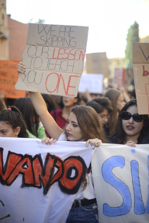 Fridays for future, a Bologna manifestazione contro il cambiamento climatico