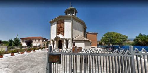 Tenta di violentare una donna mentre sta pregando in chiesa