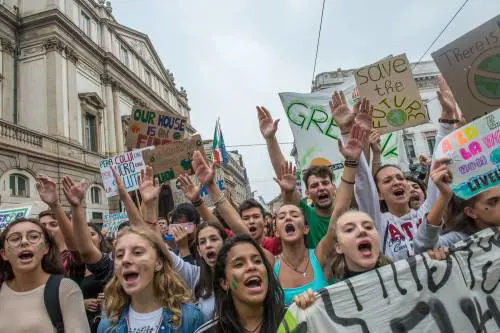 Lo sciopero del clima riscalda gli studenti: un milione in corteo E Greta: «Incredibili»
