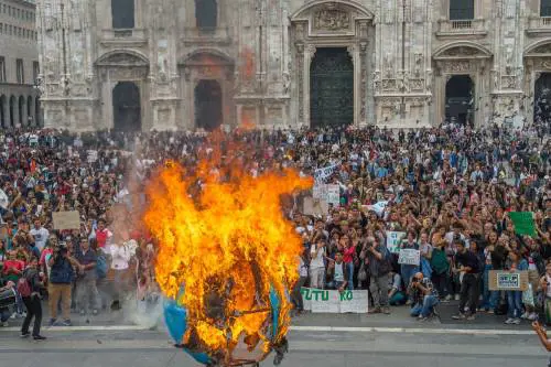 Il falò della vanità vale 35 auto accese