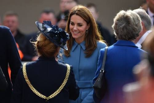 Riciclo, Kate batte Meghan 4 a 0 grazie al suo cappotto azzurro