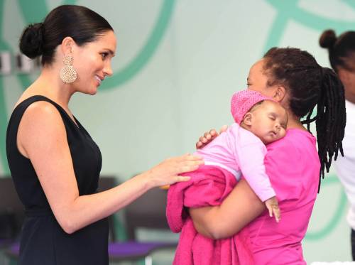 Meghan Markle dona in beneficenza gli abiti di Archie