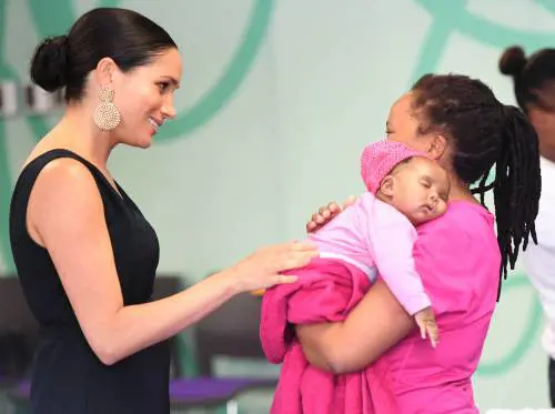 Meghan Markle dona in beneficenza gli abiti di Archie
