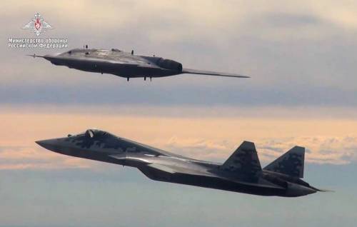 Russia, primo volo congiunto del drone Hunter con il caccia Su-57
