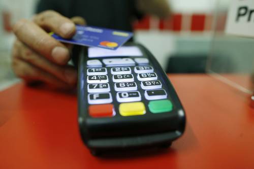 Il piano del governo per eliminare i contanti: cashback fino a 3mila euro per chi paga con carta