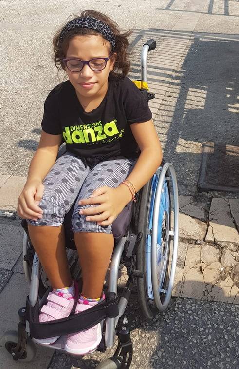 Il calvario di Melissa, bimba disabile privata di sedie a rotelle