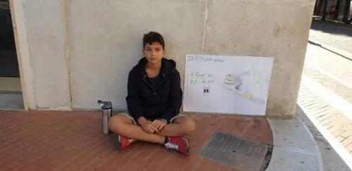 Da solo in piazza per difendere il clima