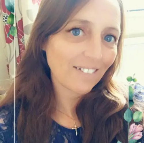 Litiga con una delle figlie e i cani la sbranano, morta una 44enne inglese