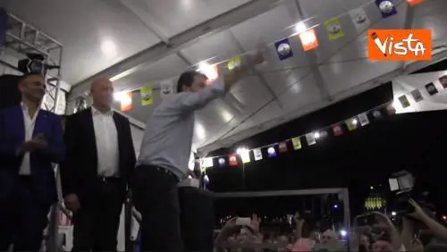 Salvini lancia merendine: "Resisteremo col chinotto"