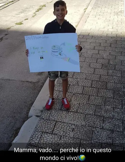 Il ragazzino che manifesta da solo: "La Terra è la nostra madre"