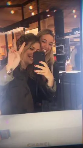 Wanda Nara, shopping pazzo a Parigi con la wag Alba Silva