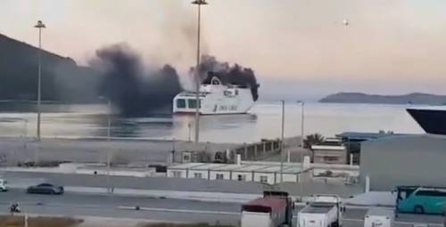 Grecia, prende fuoco un traghetto diretto in Italia: tutti i passeggeri in salvo