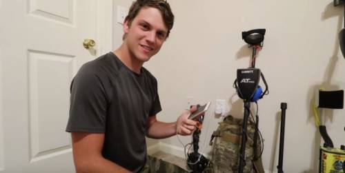 Usa, youtuber fa un'immersione e ritrova un cellulare perduto 15 mesi prima (e lo riconsegna)