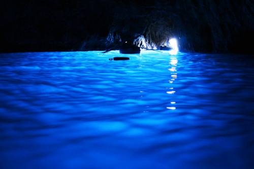 Capri, bagno nella Grotta Azzurra: multati quattro turisti lombardi