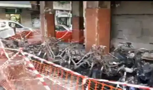 Scooter in fiamme al rione Alto di Napoli: giallo sull’incendio di via Palermo