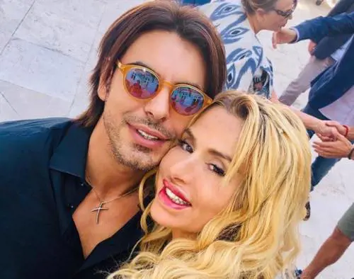 Valeria Marini esce allo scoperto con il nuovo (giovane) fidanzato Gianluigi
