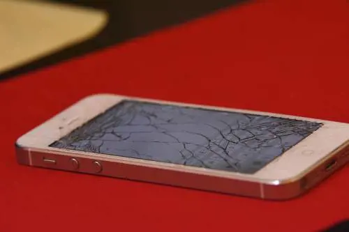 Picchiano e violentano un uomo per aver rotto un telefono: arrestate