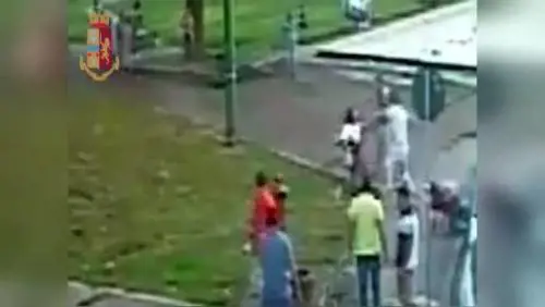 Il marocchino attacca a caso: accoltellati padre e figli in strada