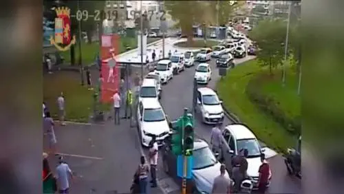 Accoltellato  a caso da straniero davanti ai figli: ha il fegato lacerato