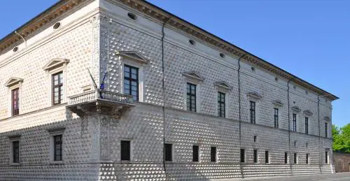 Palazzo dei Diamanti non va ampliato ma soltanto ammirato