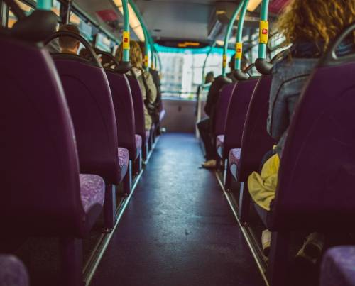 Siracusa, palpeggia studentessa su bus