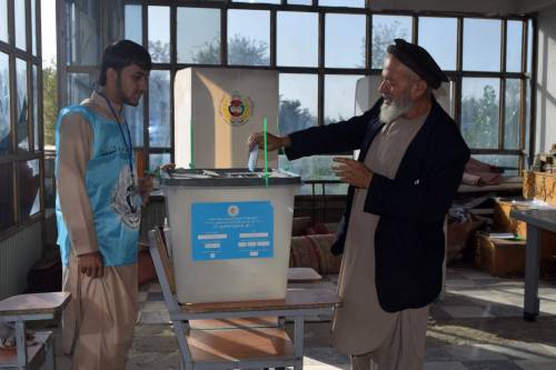 Afghanistan al voto tra astensione, brogli e attentati