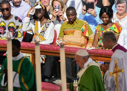 Papa Francesco tra i fedeli al termine della messa per la Giornata mondiale del Migrante