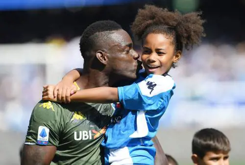 Sorpresa al San Paolo: Balotelli entra in campo con la figlia Pia in braccio