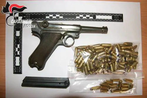 L'imprenditore agricolo con la pistola da guerra e l'hashish
