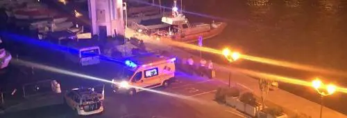 Donna nuota 700 metri per suicidarsi, salvata in extremis