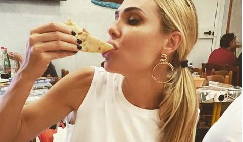 Ilary Blasi come Chiara Ferragni. La foto nasconde un "segreto"