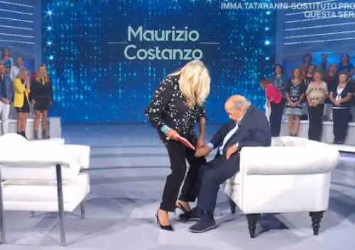 "Senti, metti una mano qua": simpatico siparietto tra Mara Venier e Maurizio Costanzo 