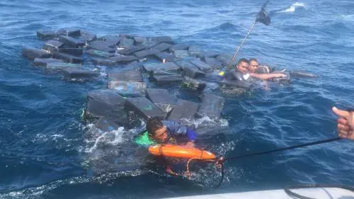 Narcos naufragano e si salvano attaccandosi al carico di cocaina