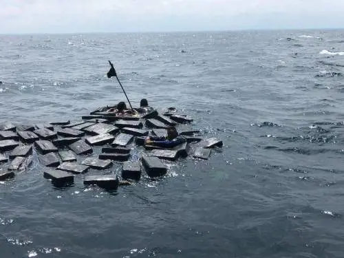 Colombia, narcos salvati in mare tra i pacchi di cocaina