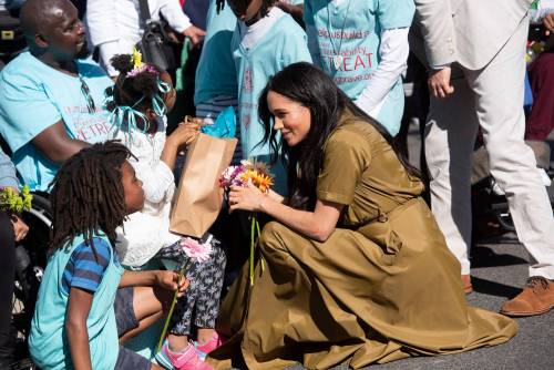 Meghan Markle e i look sobri in Africa, con abiti riciclati e senza diamanti