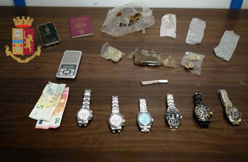 Lecce, spacciava droga e vendeva Rolex falsi: arrestato senegalese