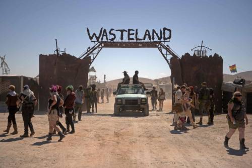 Gladiatori e musica: così si celebrano 10 anni del festival ispirato a Mad Max