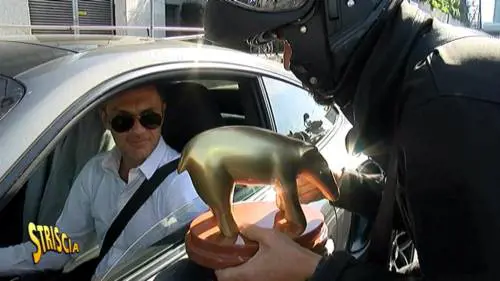 Milan, Striscia La Notizia consegna il Tapiro d'Oro a Maldini