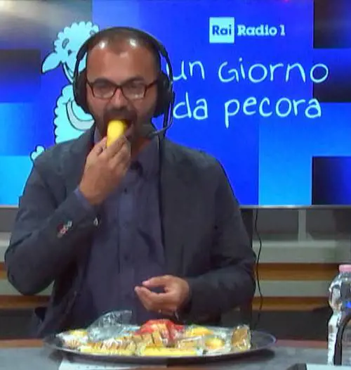 Fioramonti show: mangia una merendina e suona l'ukulele