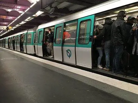  Approfitta della ressa, gambiano tenta di molestare 15enne in metro