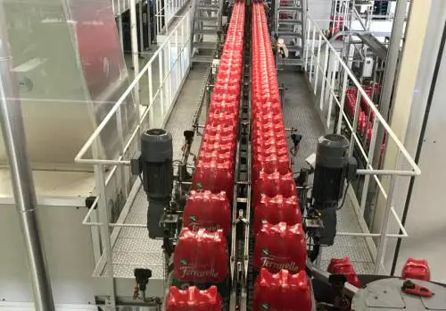 Nell'azienda dell'acqua che reinventa le bottiglie: "Pronti al riciclo totale"