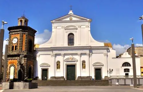 Vigilessa aggredita in piazza: "Atti indegni"