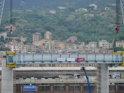 Genova, ponte pronto ma già bloccato