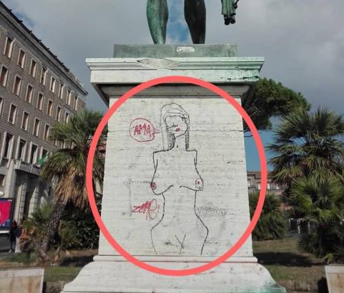 Deturpata la statua di Ottaviano Augusto con disegni osceni