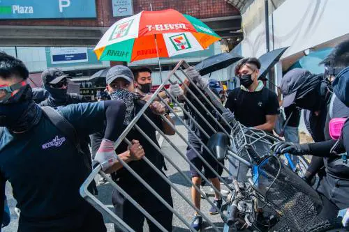 Hong Kong, i violenti scontri tra i manifestanti e le forze dell'ordine