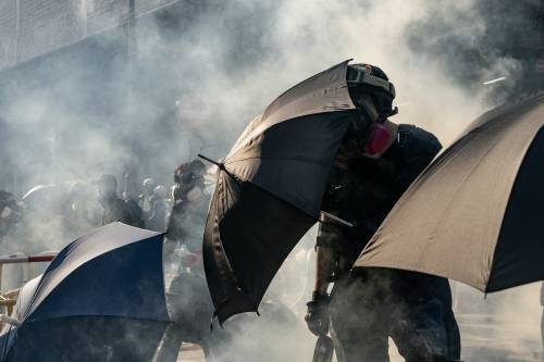 Hong Kong, governatrice in fuga: contestata, parla l'ologramma