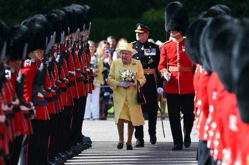 La regina Elisabetta ha rifiutato l'operazione al ginocchio