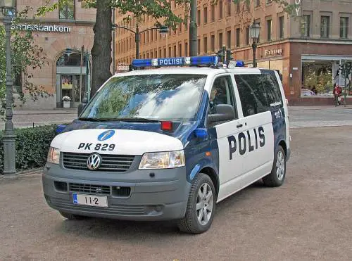 Finlandia, attacco a colpi di spada in una scuola: un morto e 10 feriti 