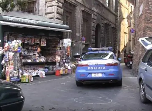 Perugia, lo straniero "complottista" attacca agenti: "Mi perseguitano"